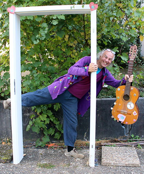 Dieses Bild hat ein leeres Alt-Attribut. Der Dateiname ist Micha-Rahmenfoto-Gitarre.jpg