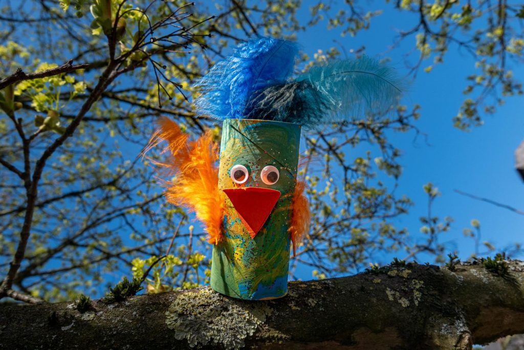 Foto: gebastelter Friedensvogel sitzt auf Baum